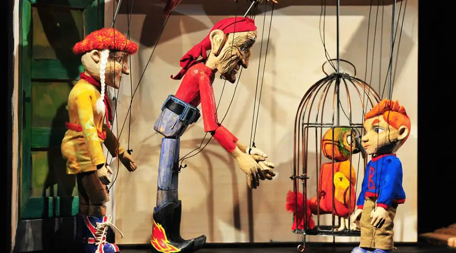 تاریخچه عروسک نمایشی